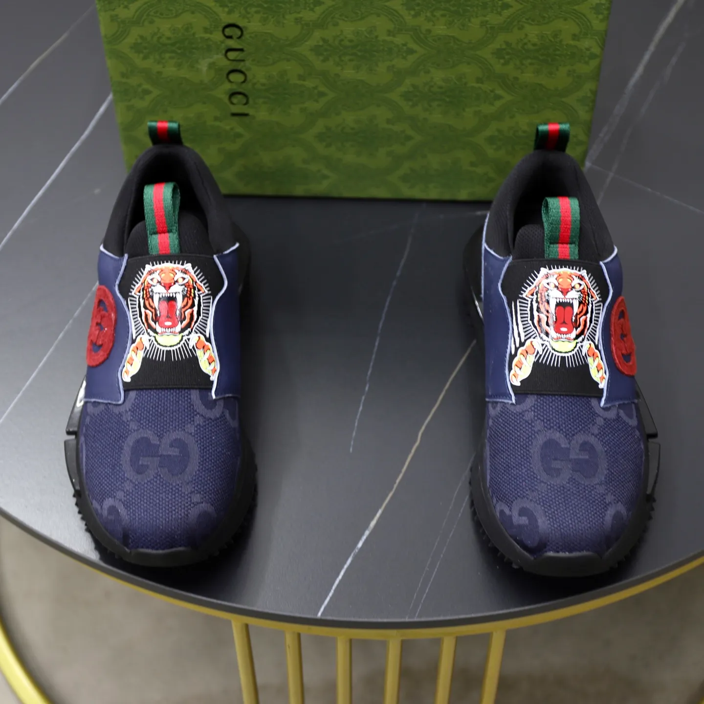 Ex-factory price: 462💰🙅‍♂️🙅‍♂️🙅‍♂️ Brand: GUCCI Standard code: 38-44 (45 customized) Grade: Same as the official website Material: Original cowhide material spliced with brand cloth Comfortable and breathable lining Lightweight and wear-resistant sports outsole Style category: Men's fashionable casual shoes Running sports shoes Distinguished luxury brand elements Top luxury color: actual picture color